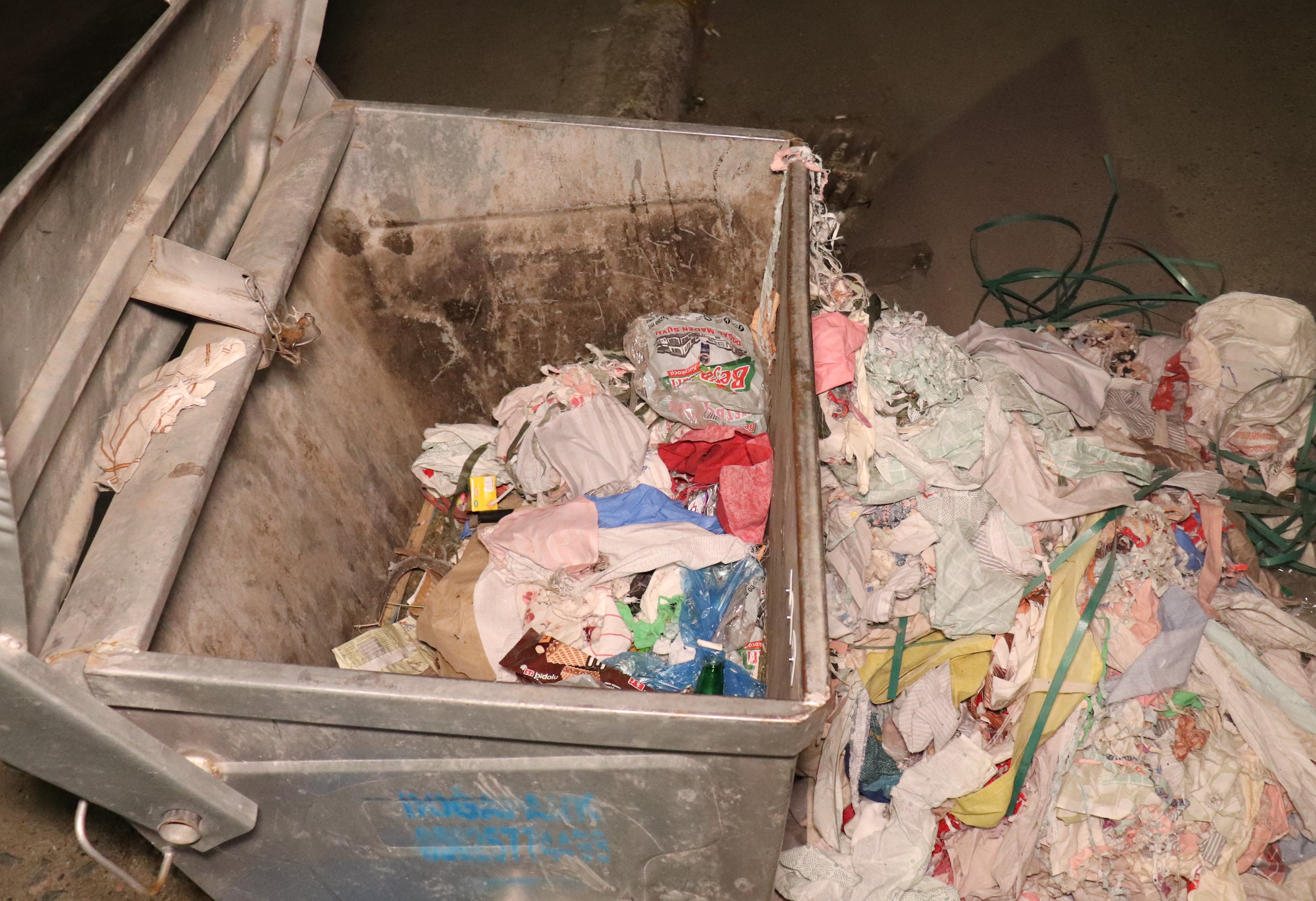 Vicdanları sızlatan olay: Yeni doğan bebek, poşet içinde çöp konteynerine atılmış halde bulundu