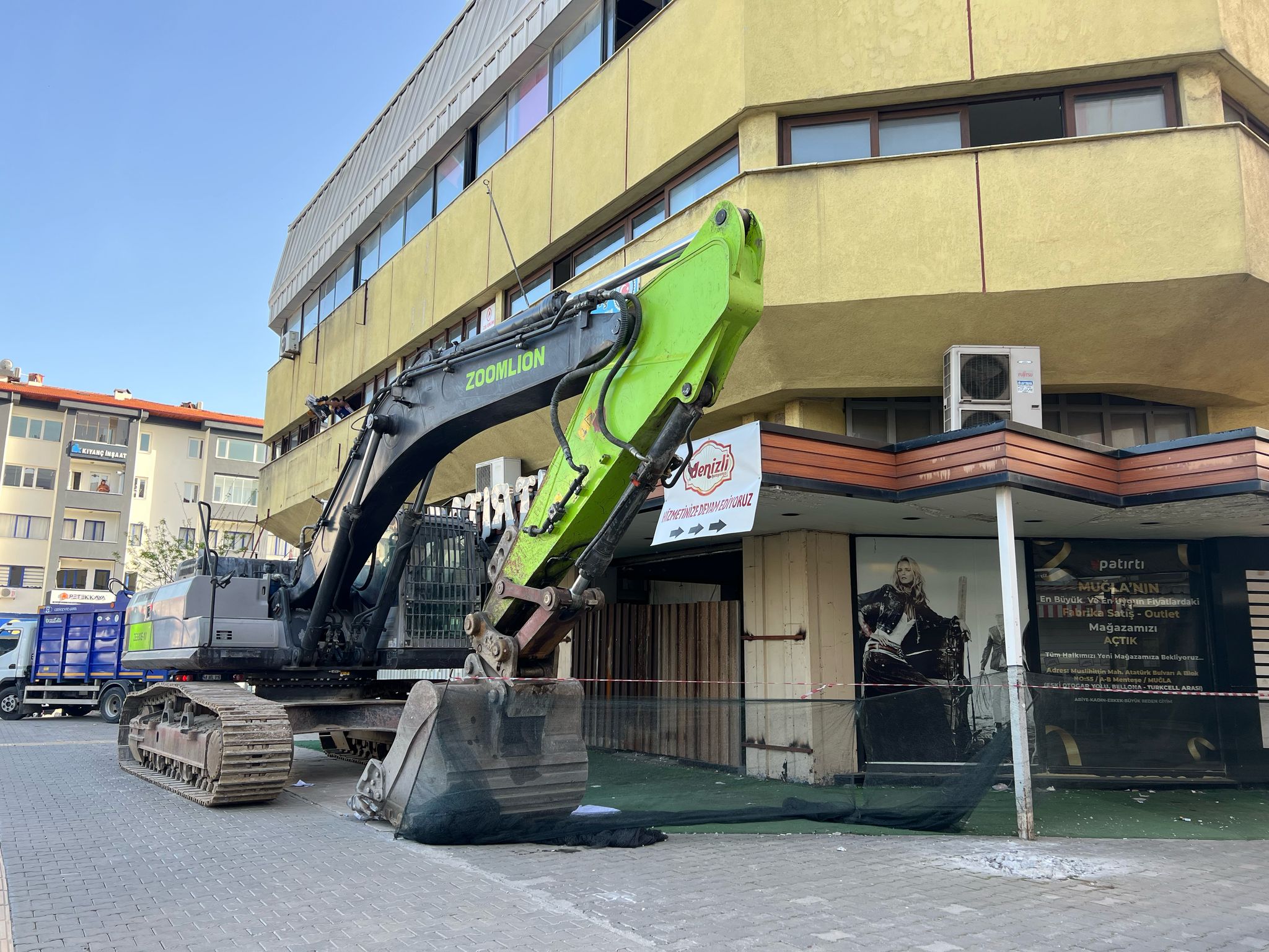 Mustafa Muğlalı İşhanı’nda Yıkım Süreci Hızlandı: İş Makineleri Sahada