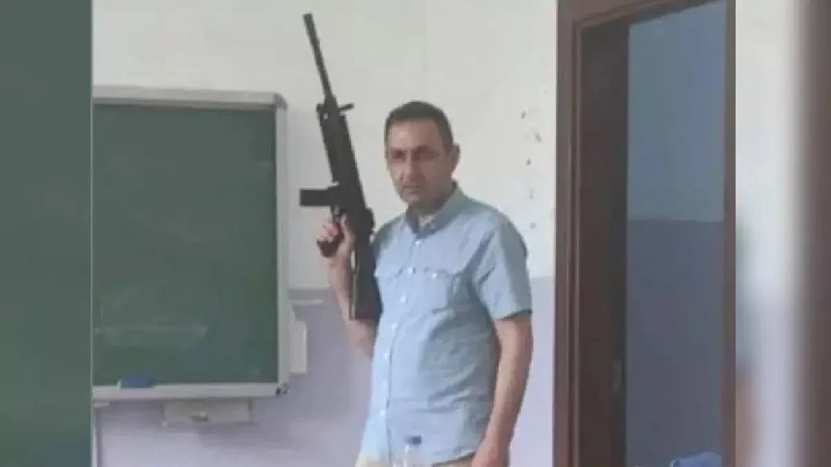 Sınıfta tüfekle fotoğraf paylaşan öğretmen hakkında inceleme