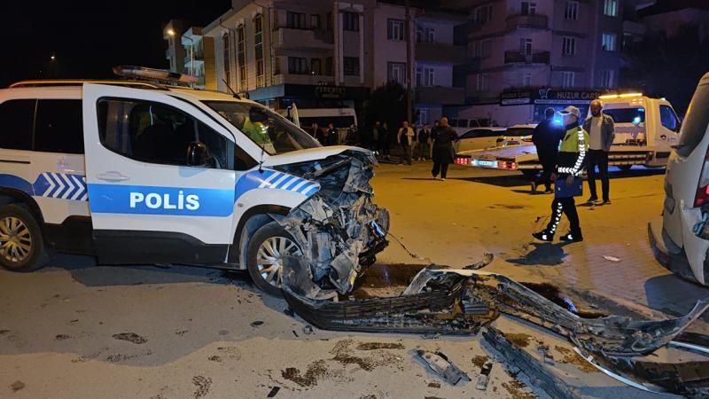 Zincirleme Kaza: Araçlar Birbirine Girdi, 2 Polis Yaralandı