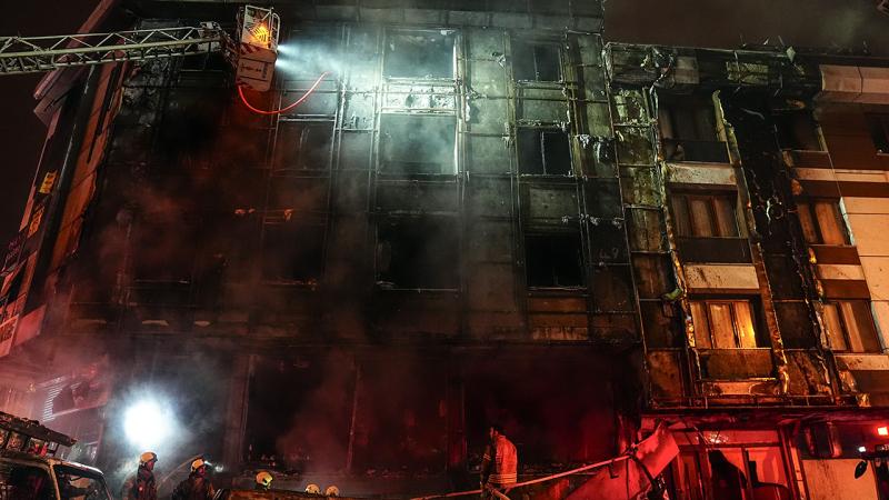 İş Yerinde Başlayan Yangın Mahalleyi Sardı:  Apartman ve Araçlar Kül Oldu!