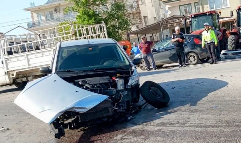 Seydikemer'de Otomobiller Kafa Kafaya Çarpıştı: Yaralılar var