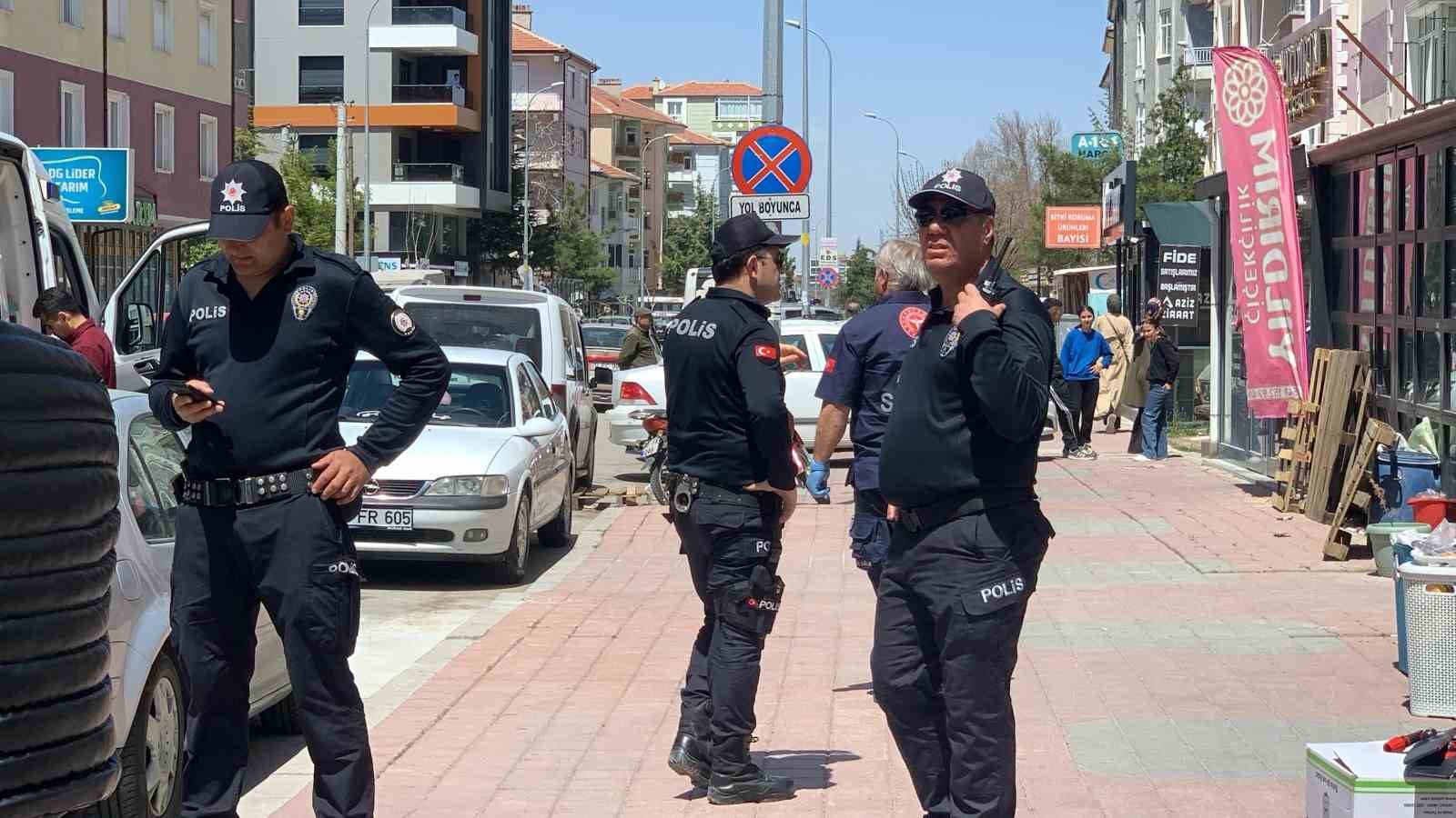 3,5 Aylık Hamile Eşini Bıçakla Rehin Aldı