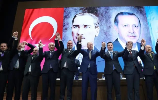 İYİ Parti'den AK Parti'ye Geçiş: İki Belediye Başkanı Saf Değiştirdi