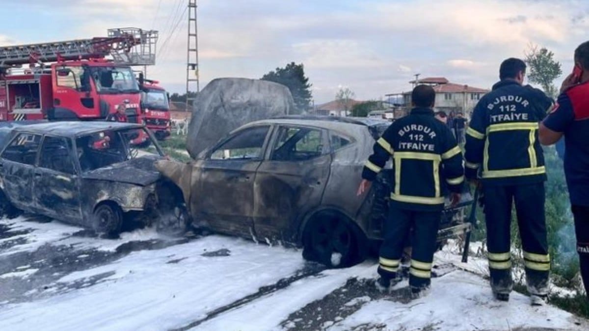 İki Araç Çarpıştı, Alev Aldı:1 Ölü, Çok Sayıda Yaralı Var