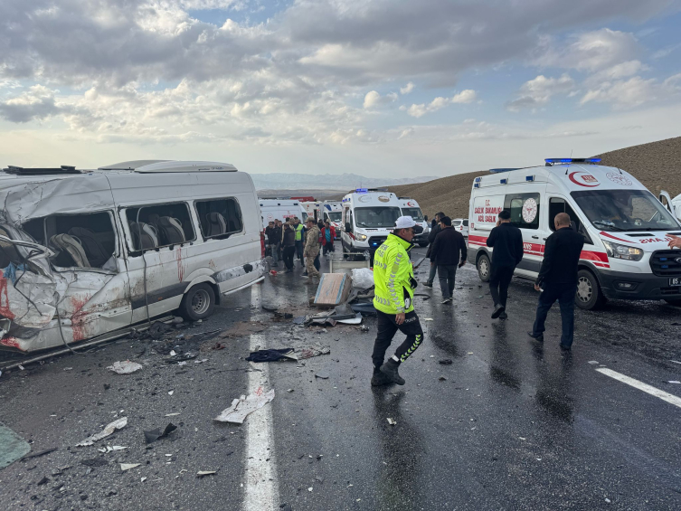 Feci Kaza Minibüsle Kamyonet Çarpıştı: 7 Ölü