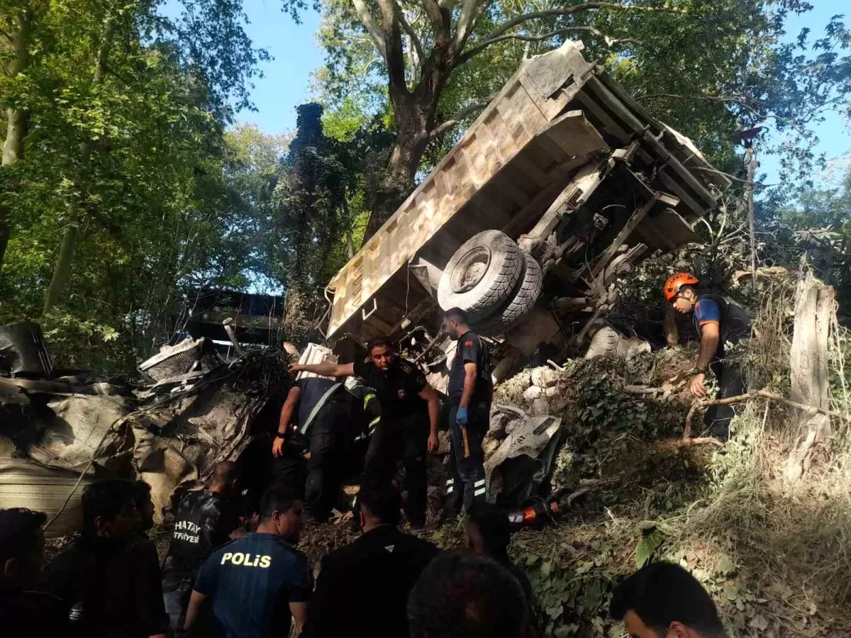 Feci Kaza Freni Patlayan Kamyon Uçurumdan Düştü: 1 Ölü, 1 Yaralı
