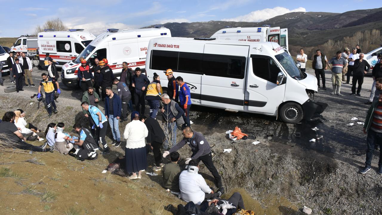 Kamu Personelini Taşıyan Minibüs İle Otomobil Çarpıştı: 1 Ölü 17 Yaralı