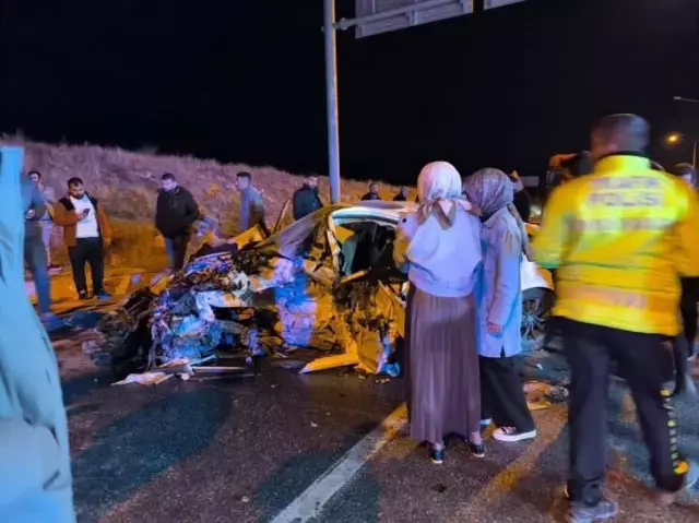 Otomobil Direğe Çarptı: 3 Ölü, 2 Yaralı