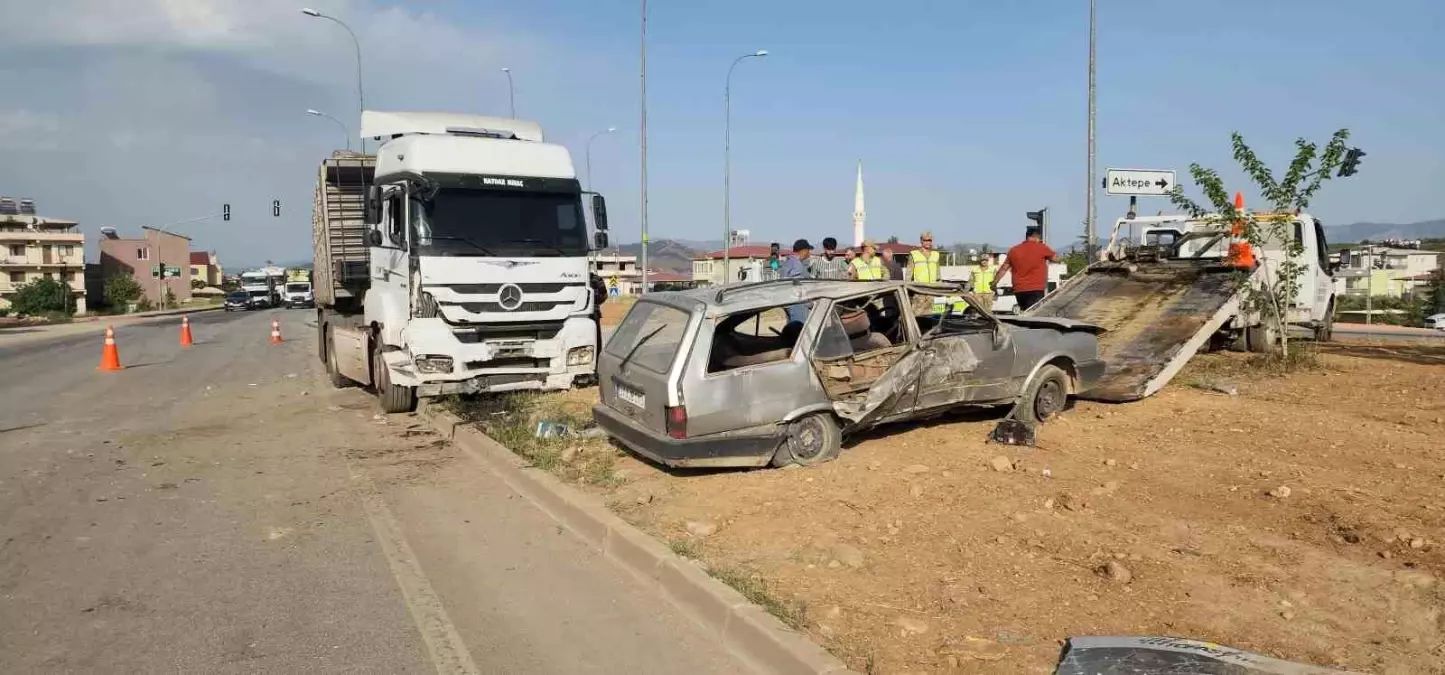 Tır ile Tofaş Kafa Kafaya Çarpıştı