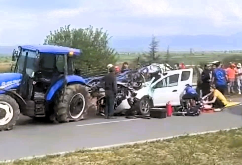 Otomobilin Traktöre Çarptığı Kazada Kadın Hayatını Kaybetti