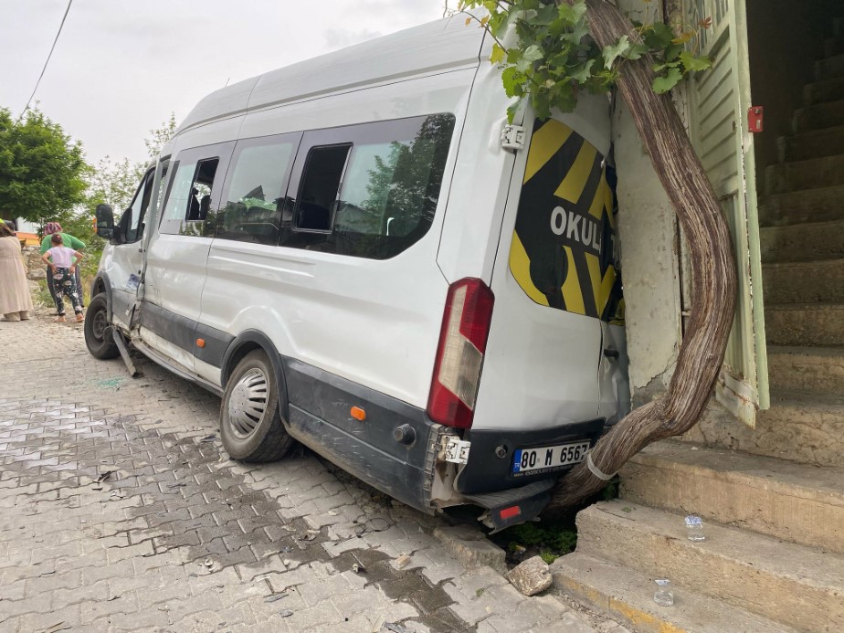 Okul Servisi ile Otomobil Çarpıştı: 9’u Öğrenci 11 Kişi Yaralandı