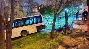Freni Boşalan Otobüs Parka Girdi, Otomobile Çarptı