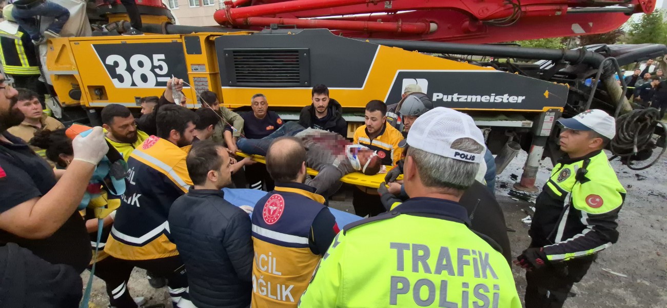 Beton Mikseri, Pompa ve İşçi Servisi Çarpıştı: 8 Yaralı