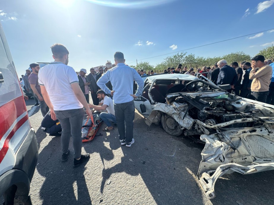 Araçlar  Kafa Kafaya Çarpıştı: 2’si Ağır Çok Sayıda Yaralı