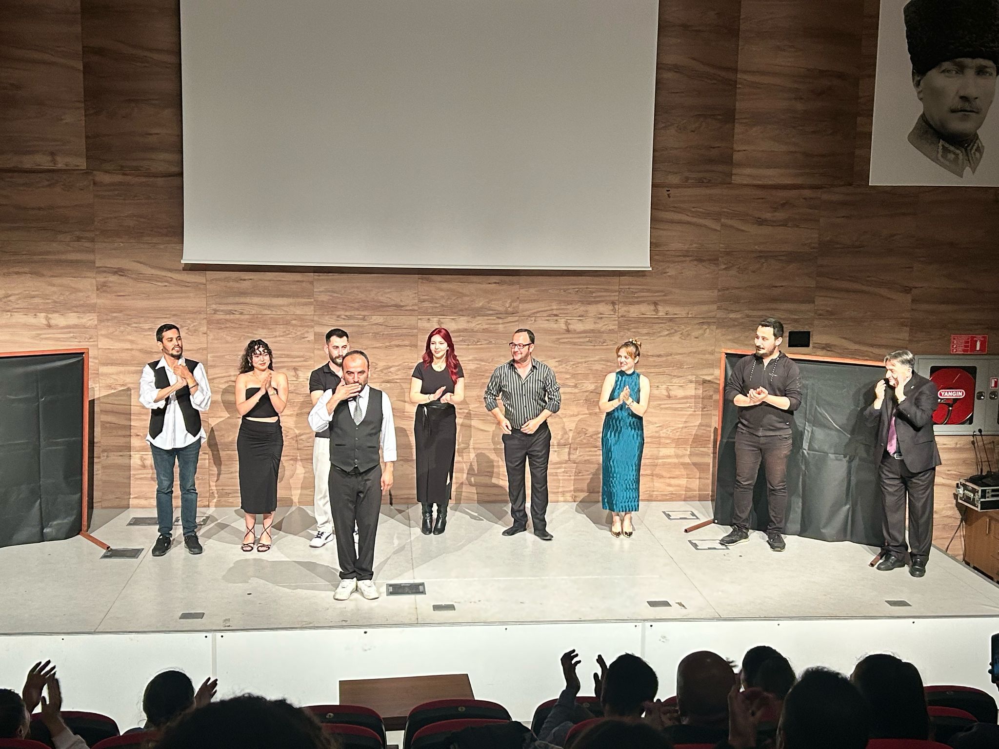 Sahneden Gönüllere: Tiyatroculardan Gazeteci Cüneyt Erdan'a Vefa Gösterisi