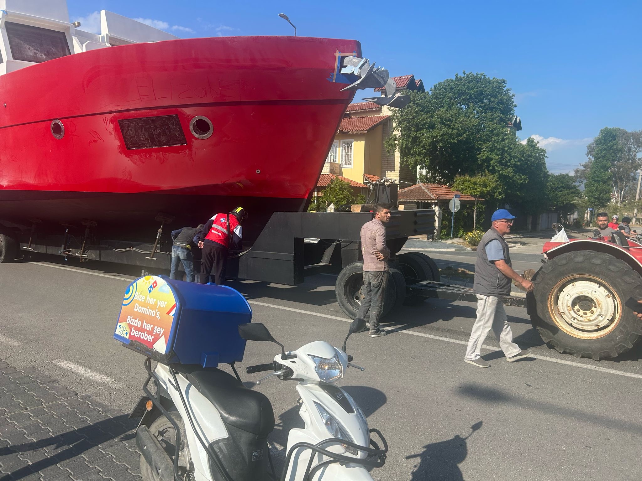 Fethiye'de Tekne Üzerinden Geçti, Yaşam Mücadelesi Veriyor