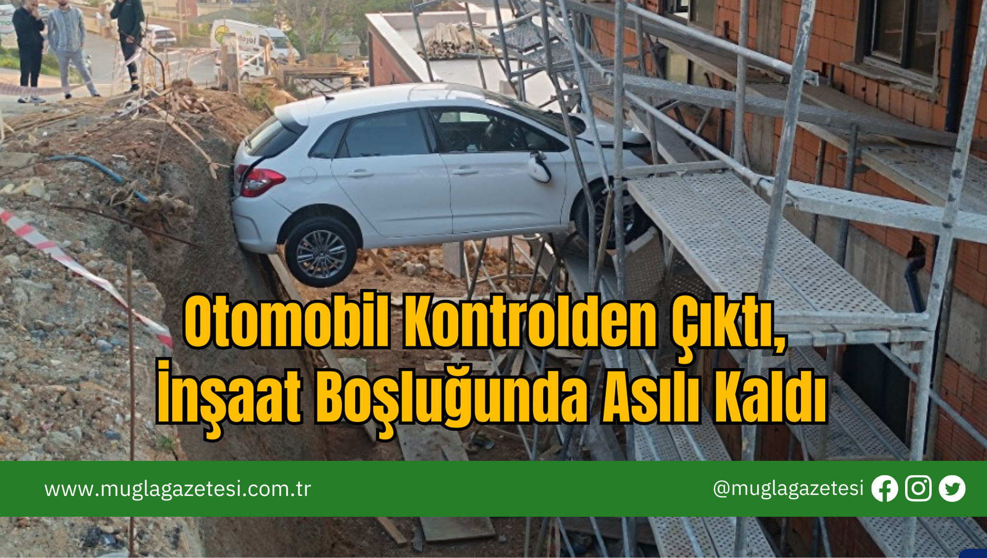 Otomobil Kontrolden Çıktı, İnşaat Boşluğunda Asılı Kaldı