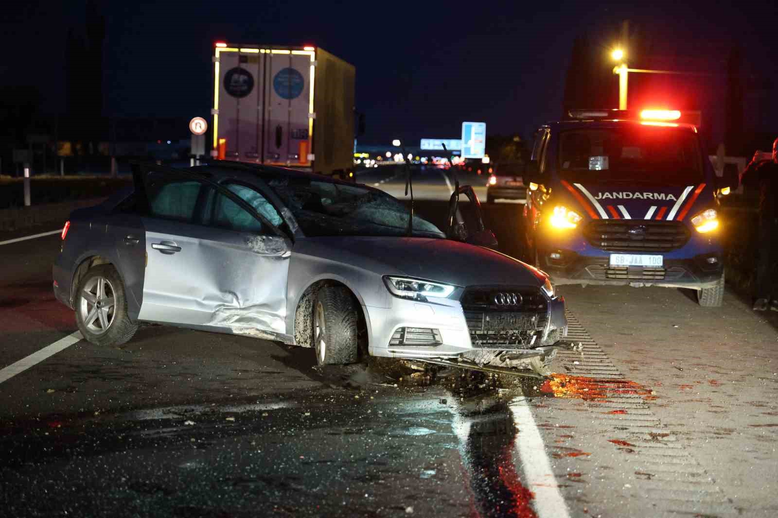 Refüje Çarpan Otomobil Takla Attı: 2 Yaralı