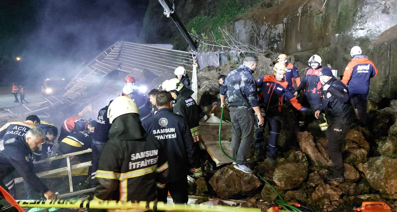 Heyelan Felaketi: Akaryakıt İstasyonu Toprak Altında Kaldı