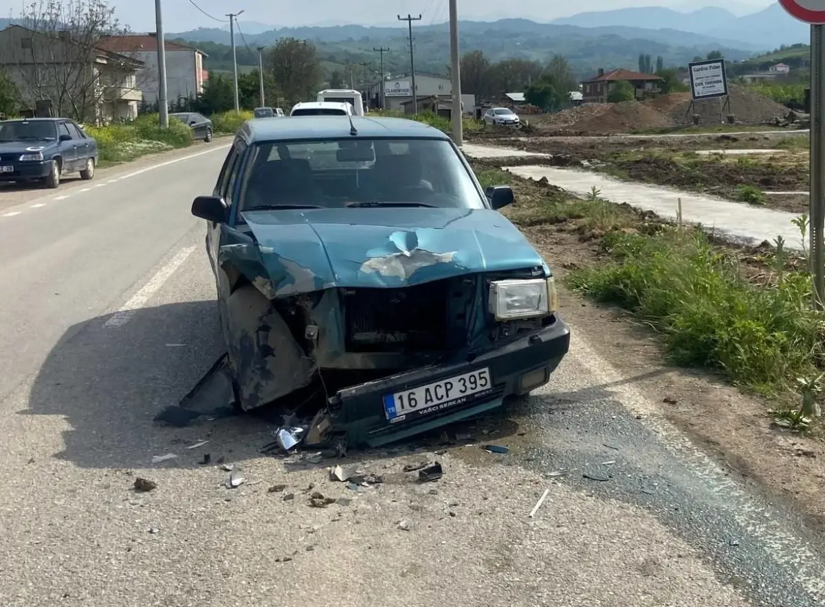 Otomobil Traktör Çarpıştı