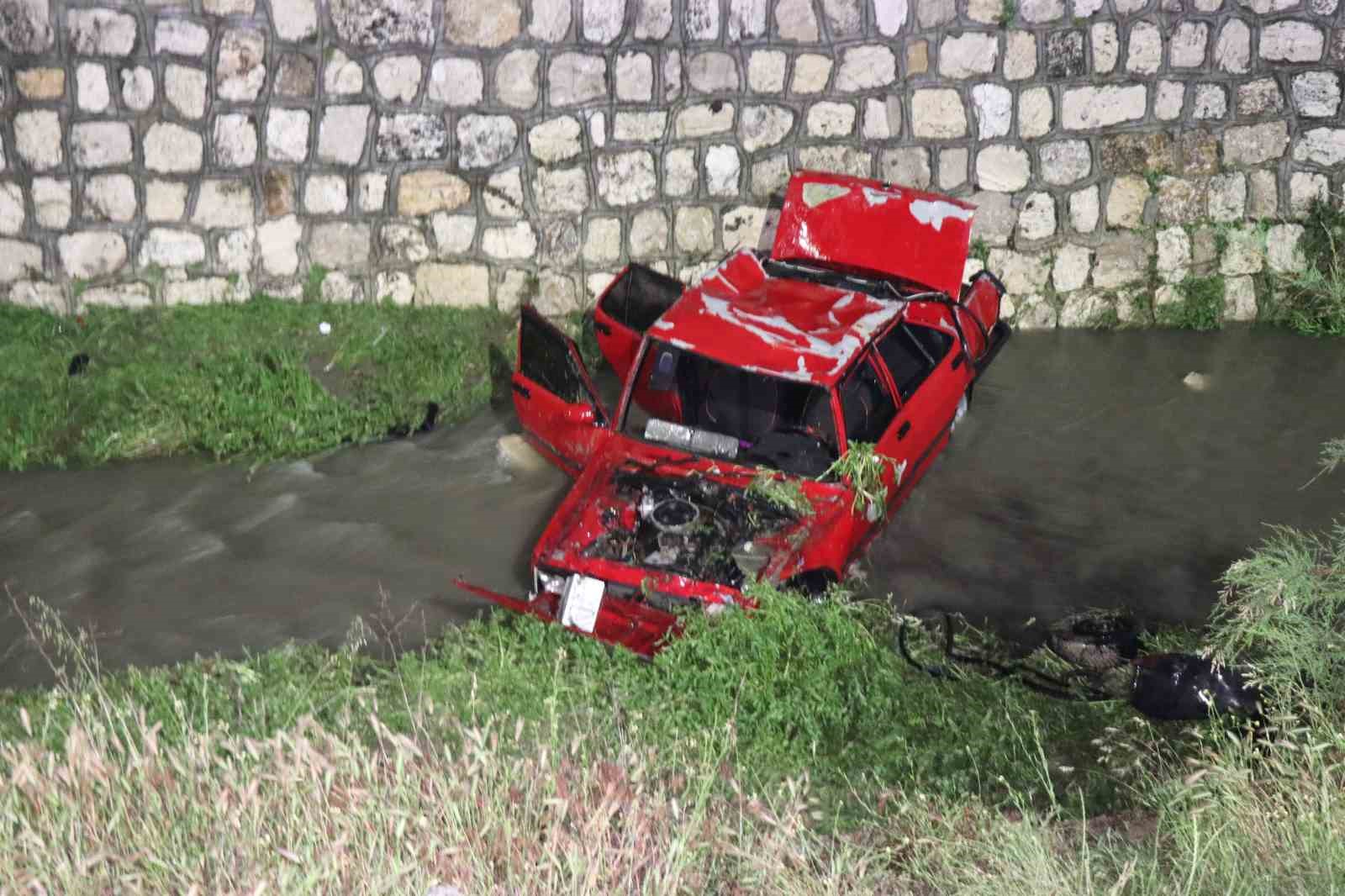 Babasından kaçırdığı araçla dereye uçtu