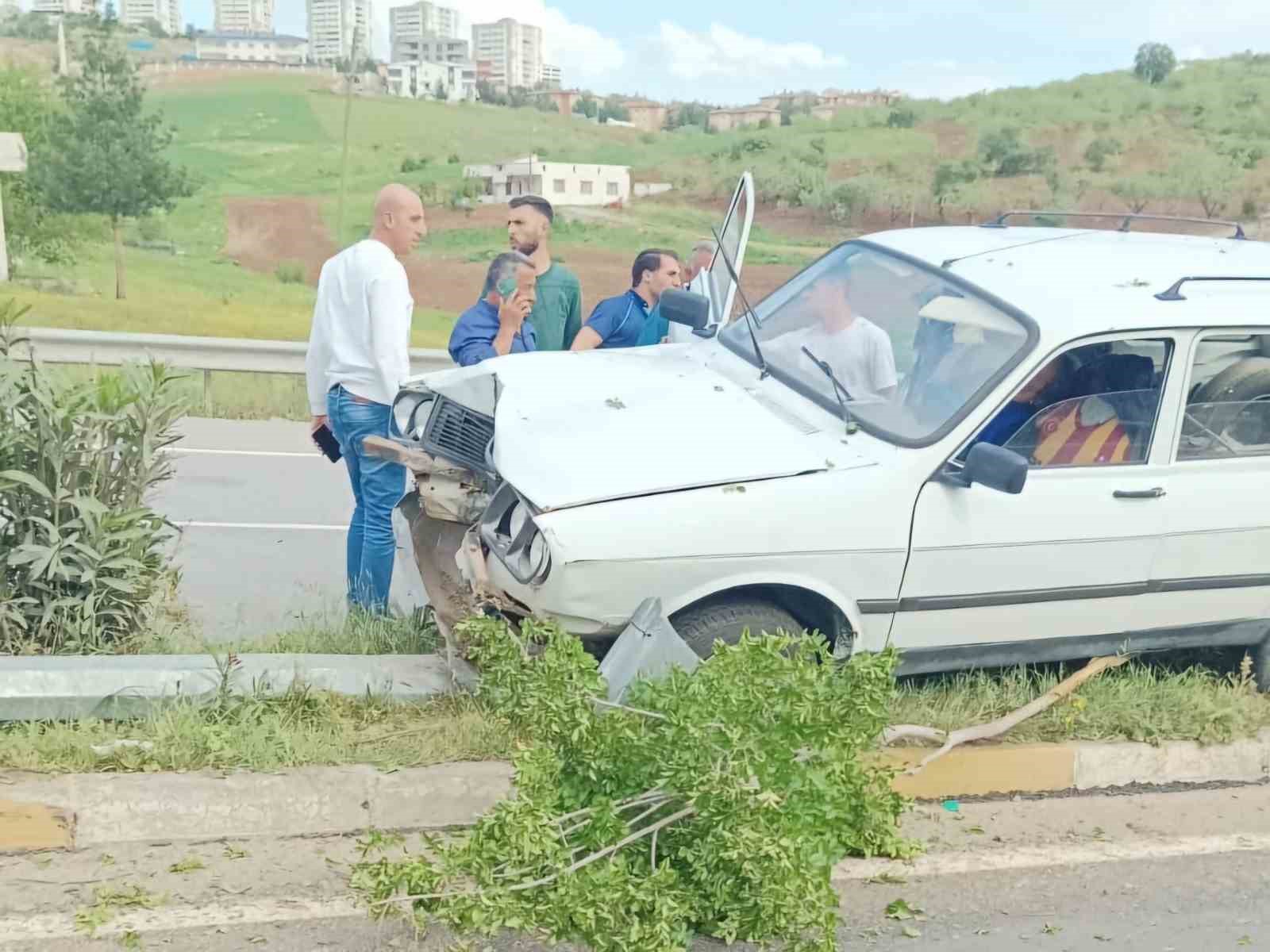 Otomobil Refüje Çarptı: 1 Yaralı