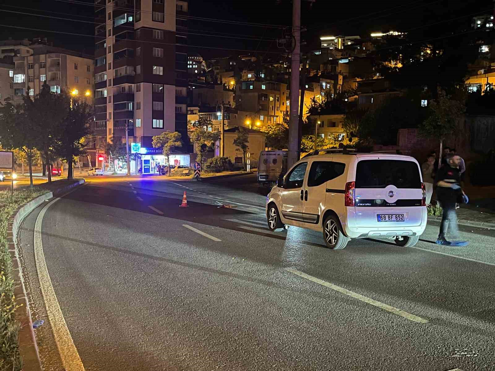 Otomobil Kontrolden Çıktı: Anne ve Kızına Çarptı