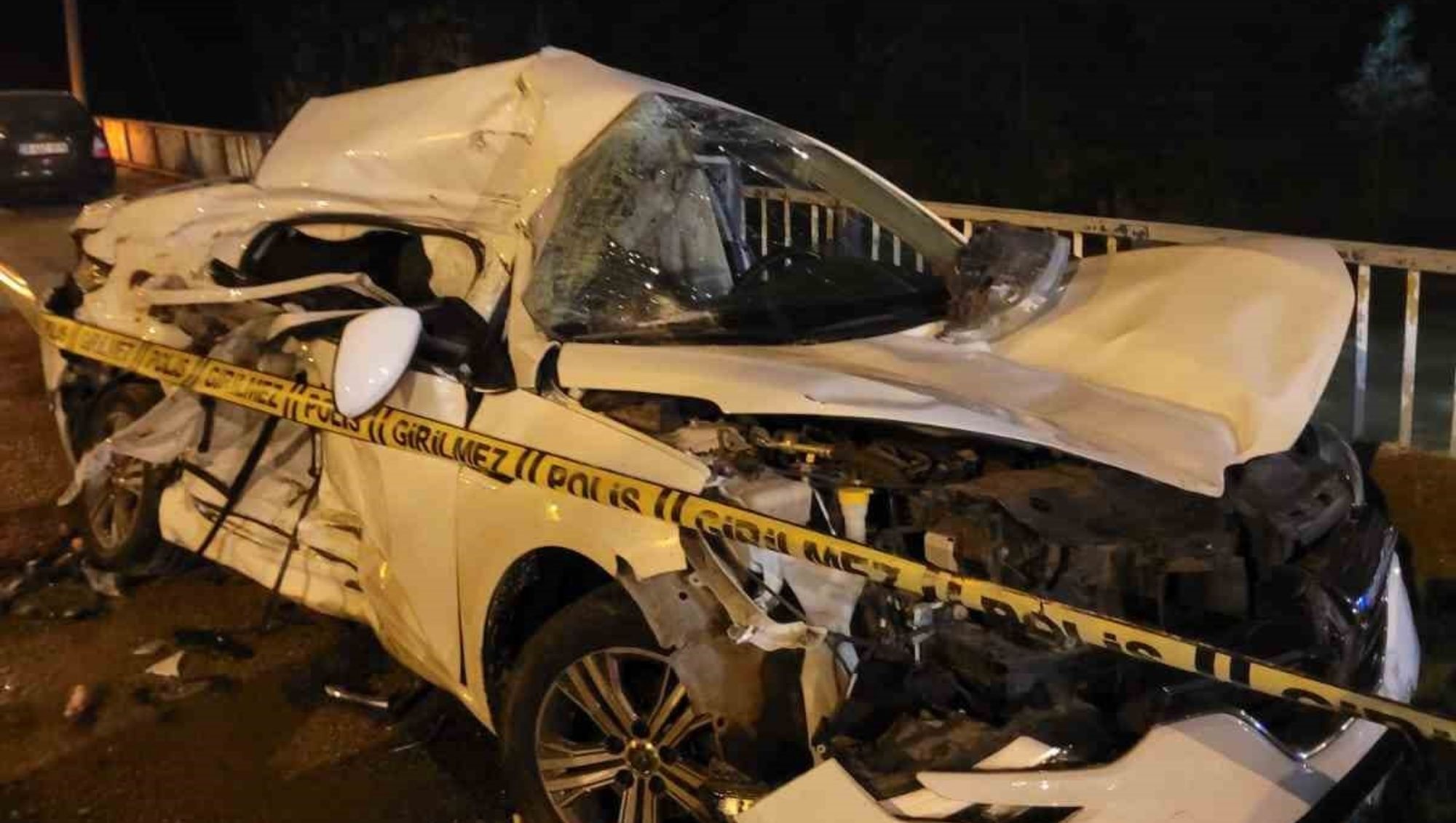 Otomobiller Kafa Kafaya Girdi: 2 Ölü 3 Yaralı