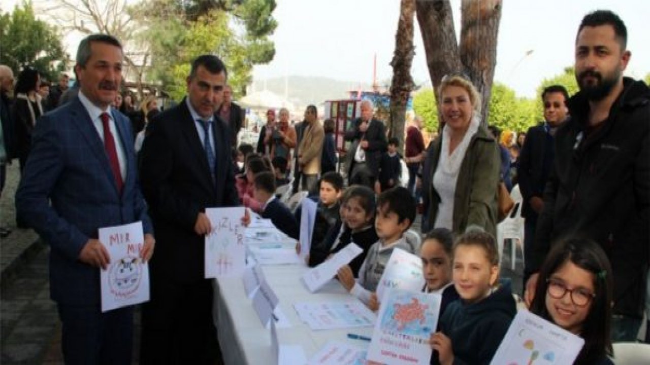 Minik Yazarlar Kitaplarını İmzaladı