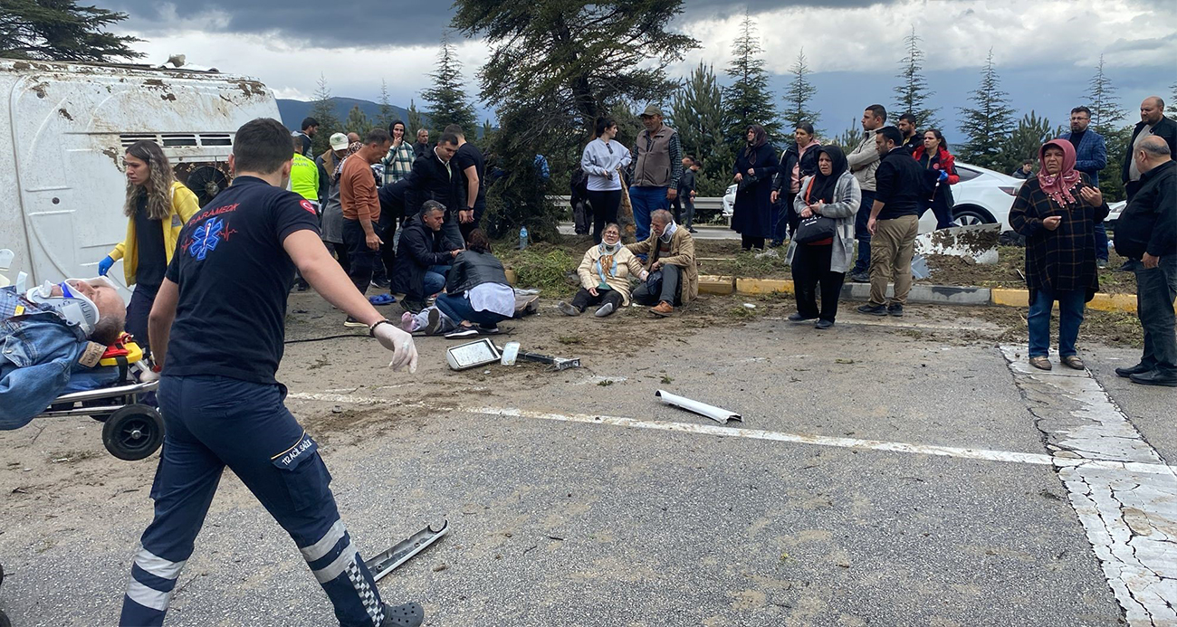 Turizm Midibüsü Devrildi: 15 Yaralı