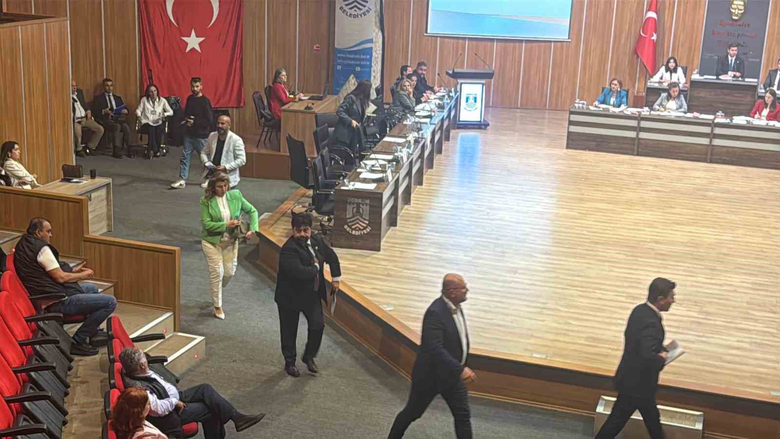 Bodrum Belediyesi Meclisi'nde Kriz:AK Partili Üyeler Salonu Terk Etti