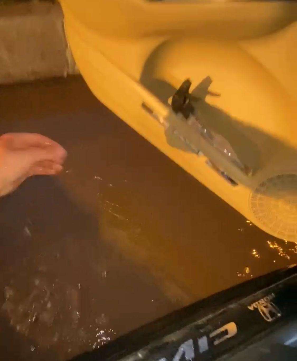 Muğla’da İlginç Görüntü: Seyir Halindeyken Yağmur Suyuyla Abdest Aldı