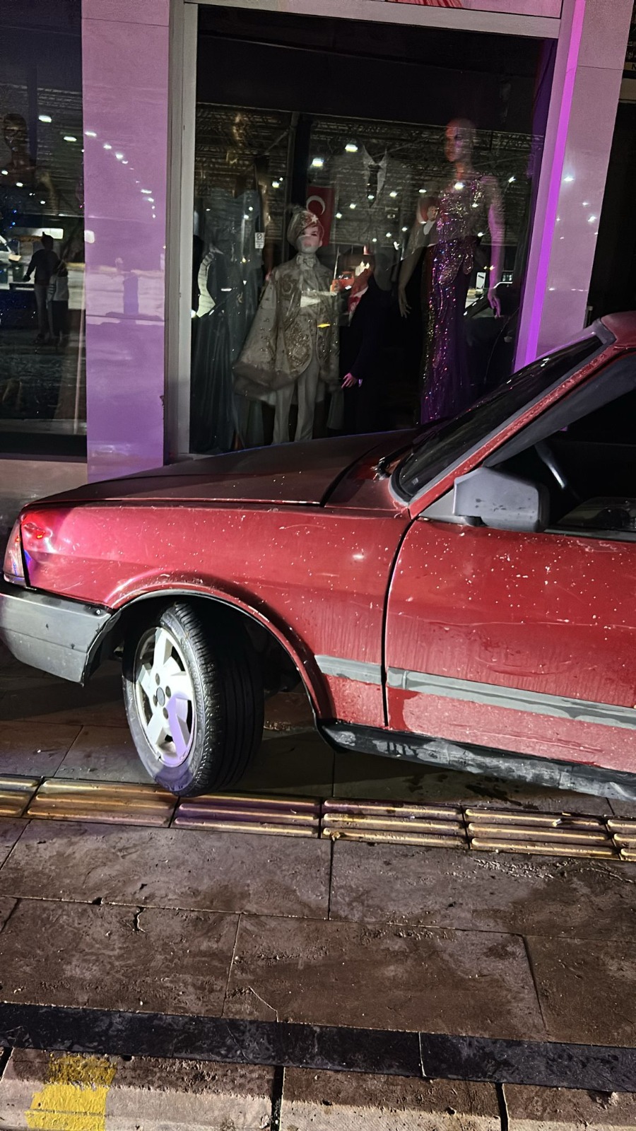 Milas’ta Direksiyon Hakimiyetini Kaybeden Sürücü İş Yerlerine Daldı