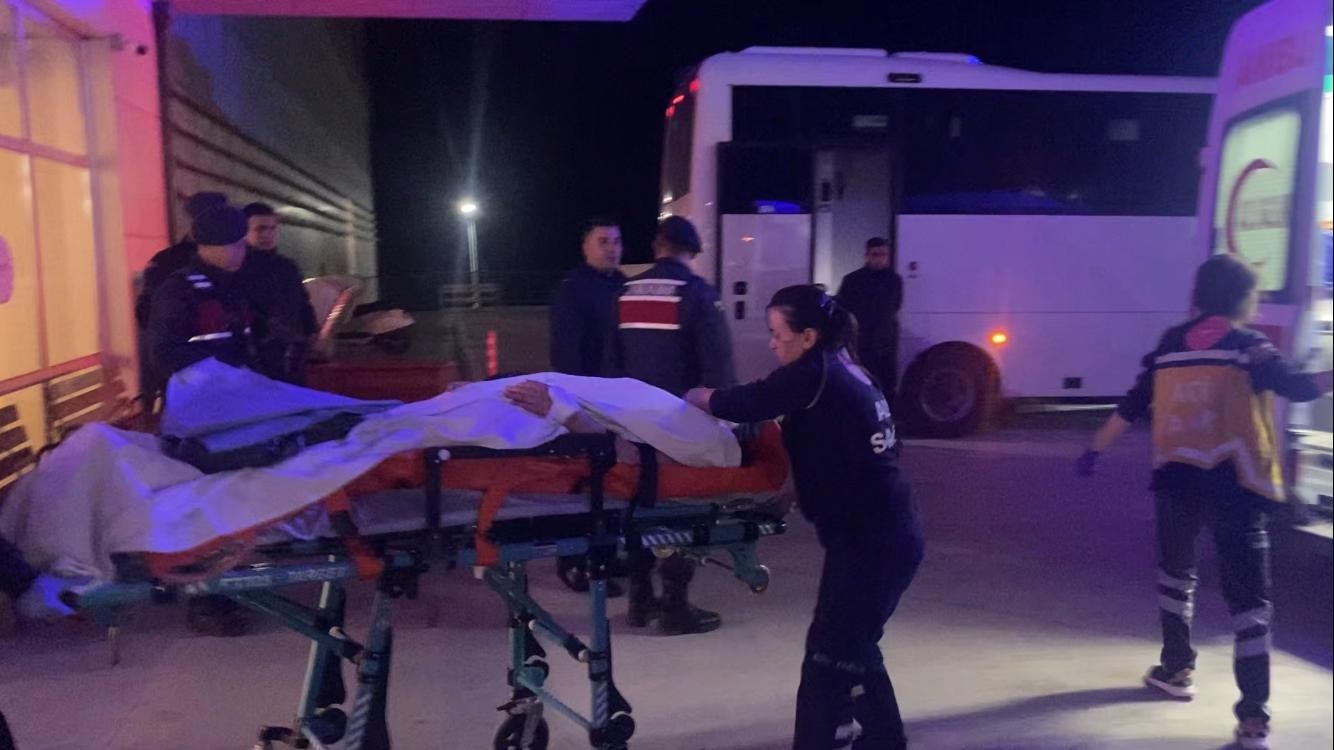 Çalışma Arkadaşının Boynundan Bıçakladığı Genç Kız Ağır Yaralandı