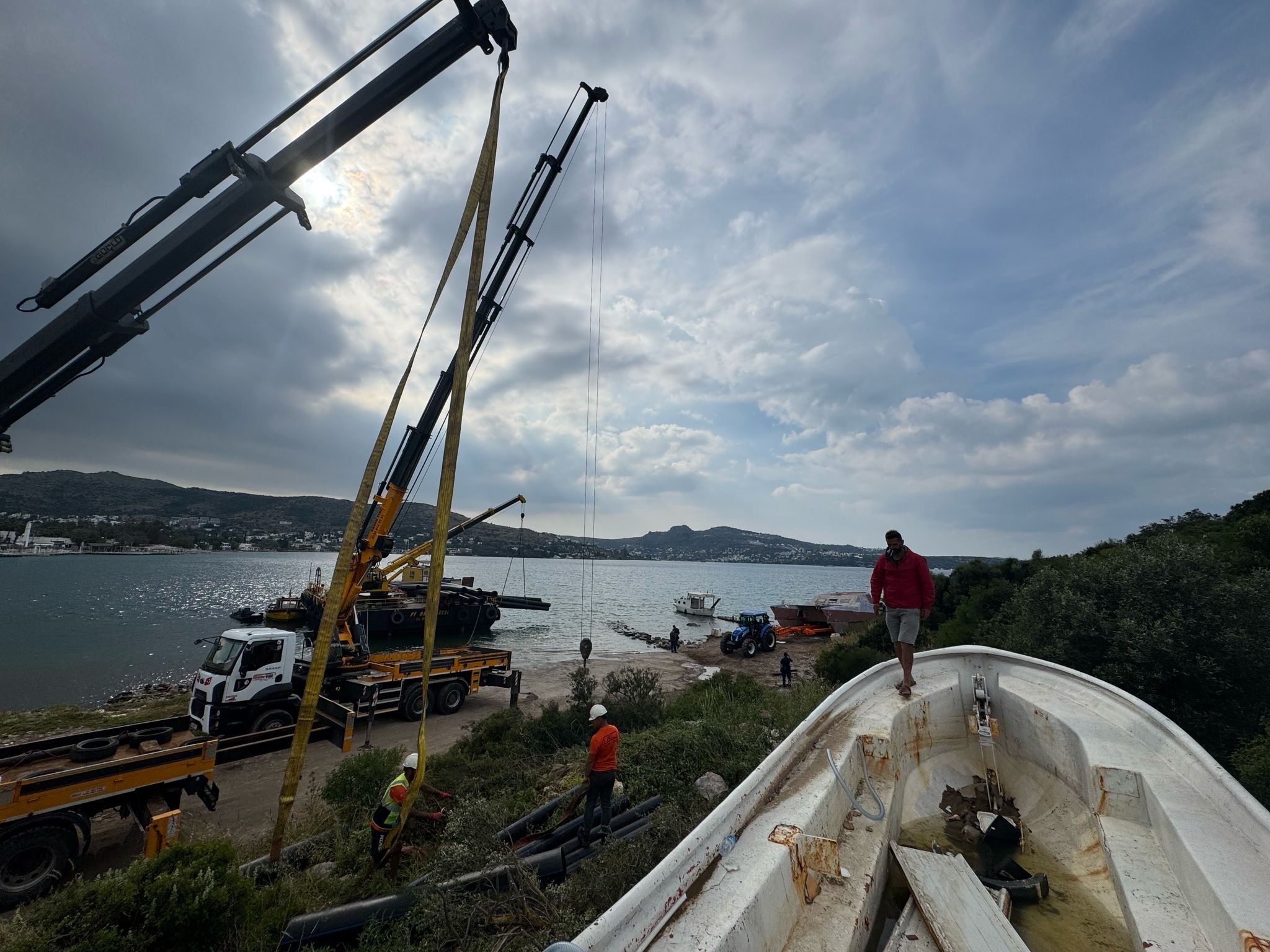 Bodrum’da İzinsiz Bırakılan Tekneler Vinçle Toplandı