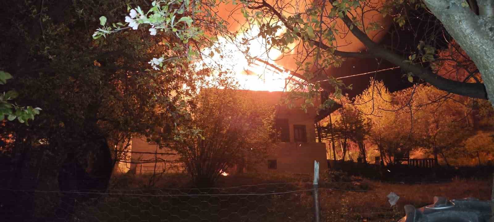 Yatsı Namazına Giden Adamın Evi Küle Döndü