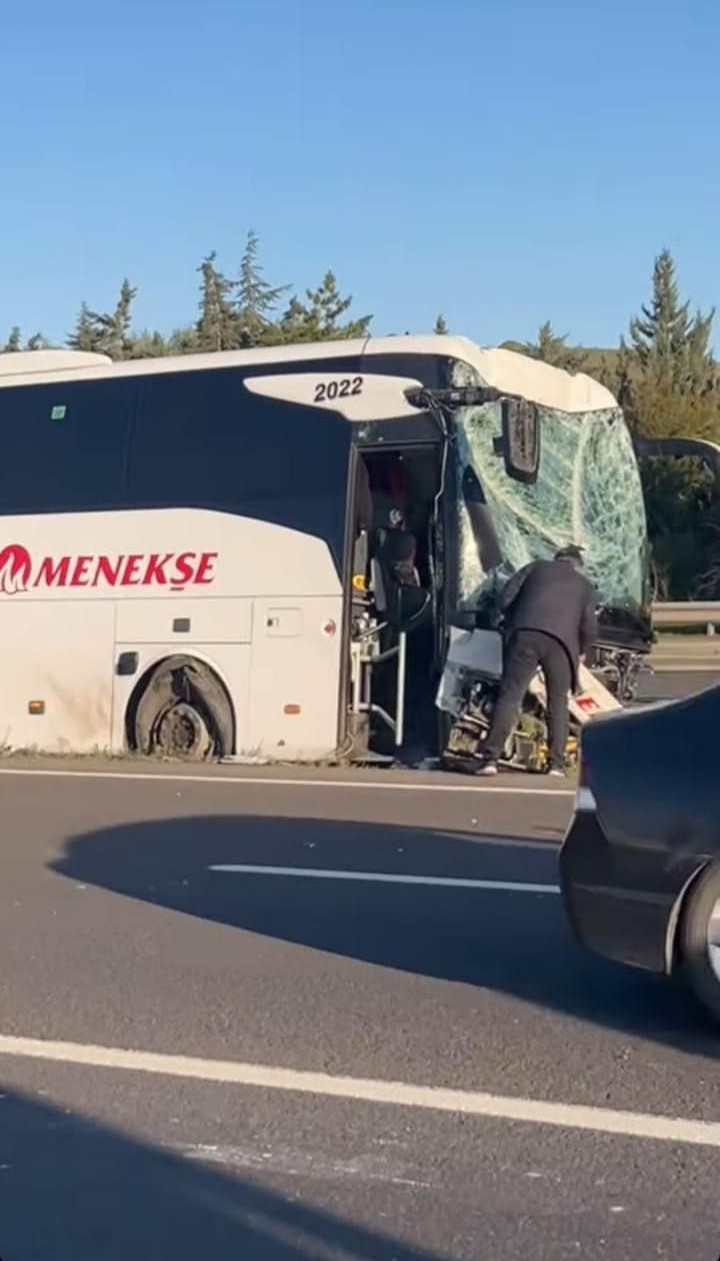 Öğrencileri Taşıyan Otobüs Bariyerlere Çarptı: 4 Yaralı