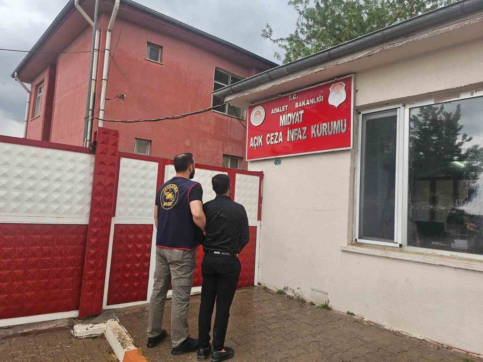 İlginç Olay: Cezaevi Firarisi Düğün Salonunda Saz Çalarken Yakalandı