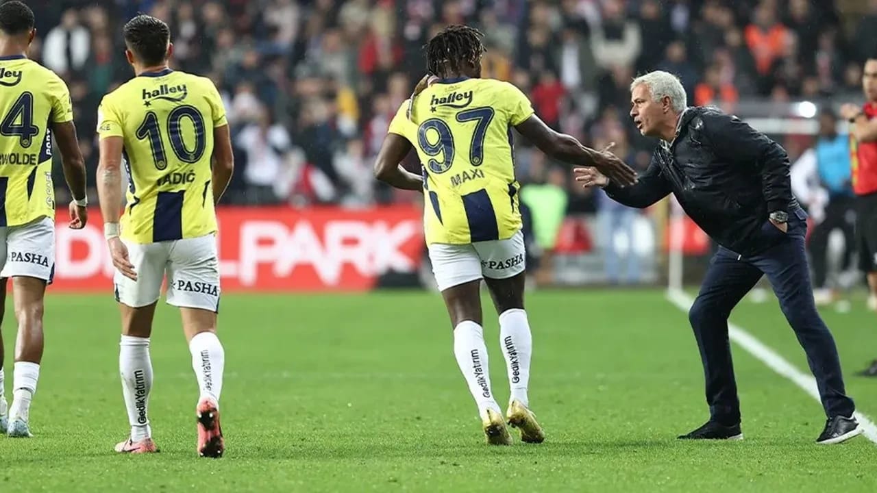 Fenerbahçe’de Ayrılık Sinyali:Yıldız Oyuncu Rotayı Belirledi