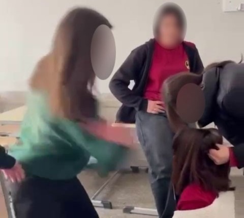 Kız Öğrenci Arkadaşları Tarafından Şiddete Uğradı: O Anlar Kamerada