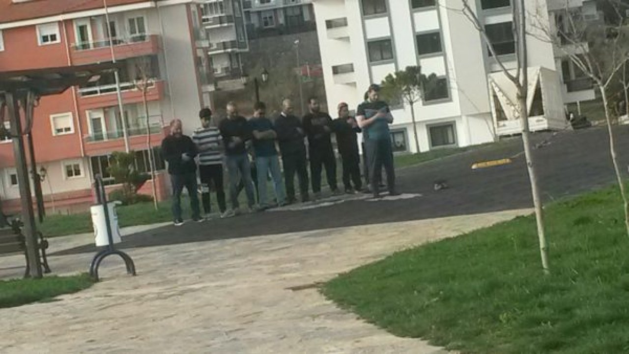 Muğla'da ki Suriye’liler çocuk parkında namaz kılıyor…