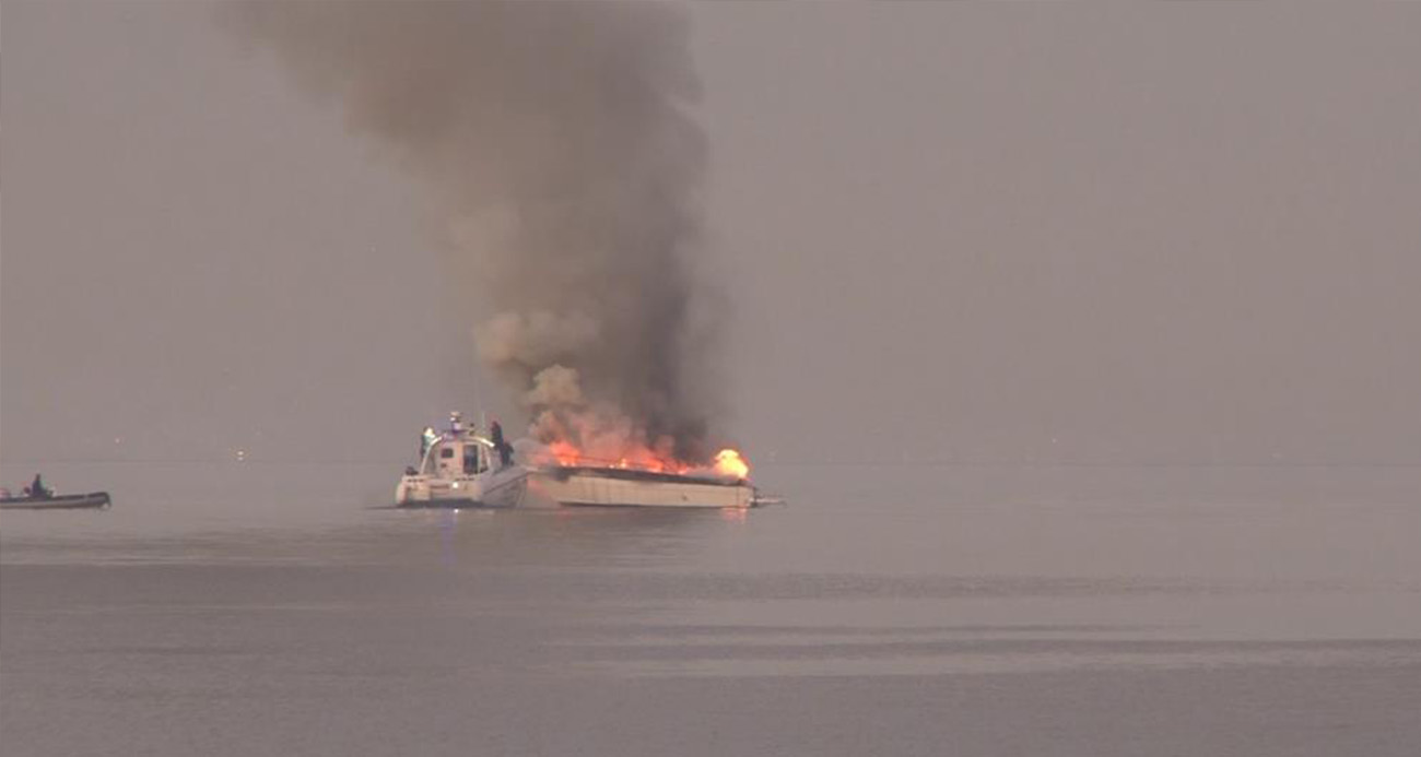 Sabaha Karşı  Tekneler Alev Alev Yandı