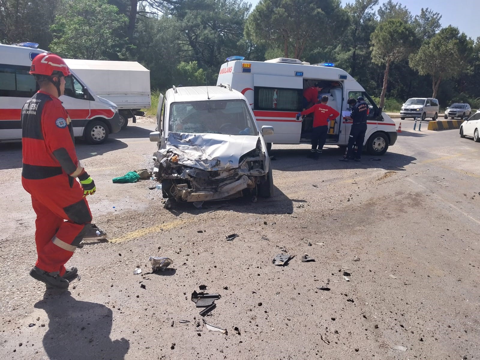 Fethiye’de Kamyonet İş Makinesiyle Çarpıştı: 2 Yaralı