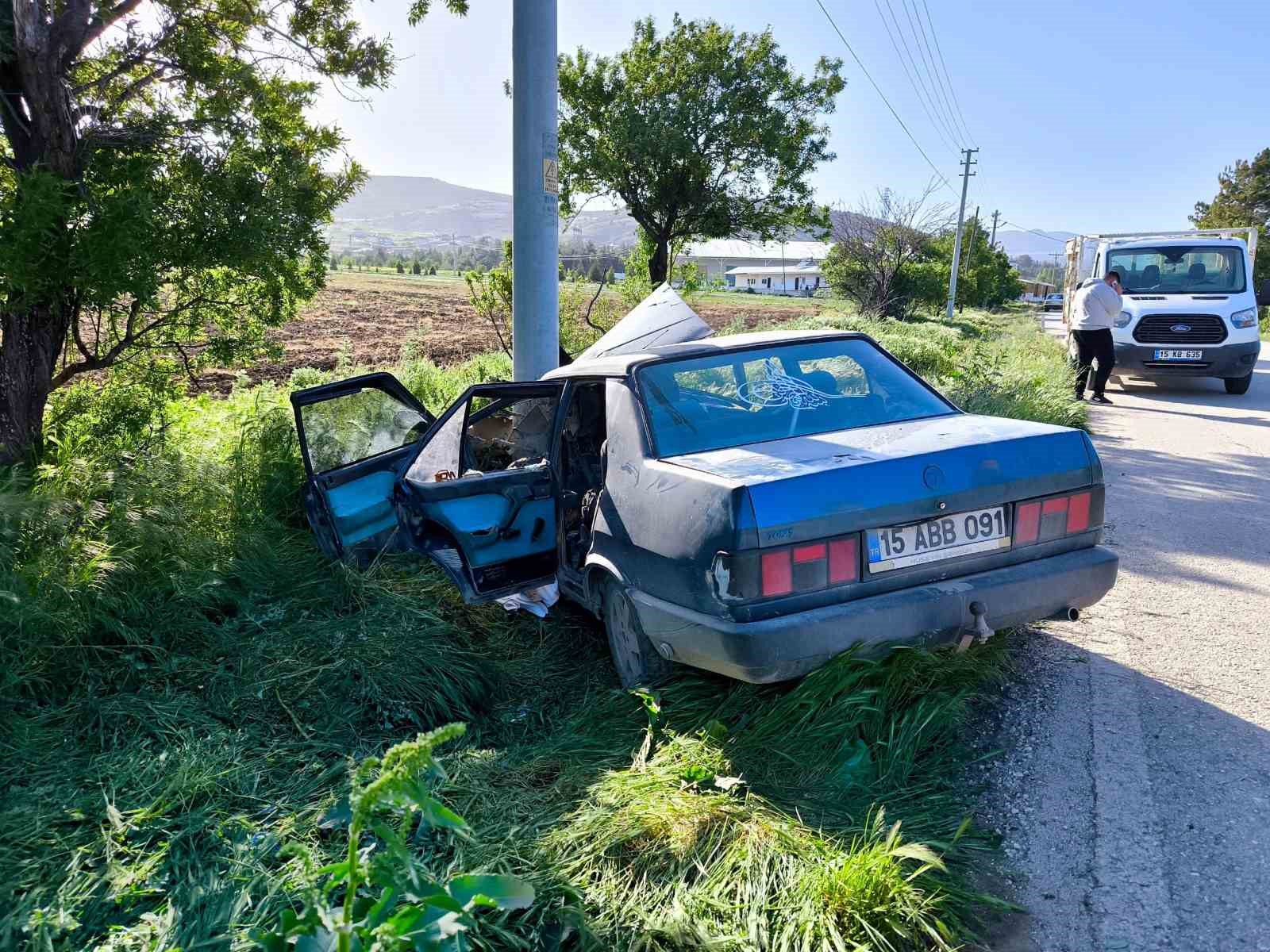 Tofaş Direğe Çarptı, Hurdaya Döndü: 2 Kişi Yaralandı