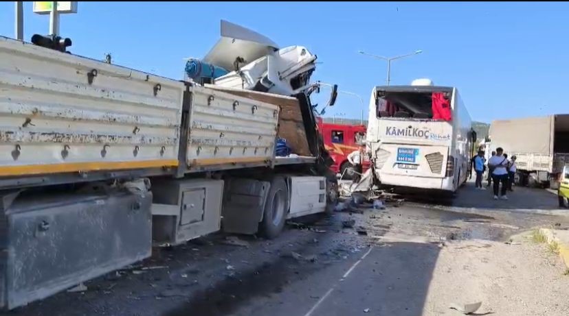 Tır Otomobil ve Yolcu Otobüsüne Çarptı: Çok Sayıda Yaralı Var