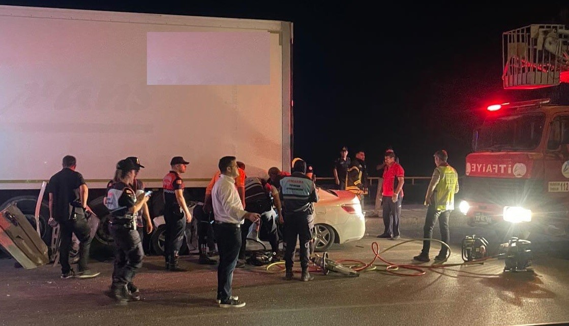 Feci Kaza: Otomobil Tıra Çarptı, 2 Kişi Yaşamını Yitirdi