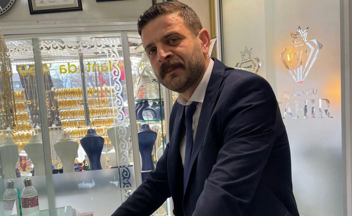 Bahçesinde Silahla Vurulmuş Halde Bulunan Kuyumcu Kurtarılamadı