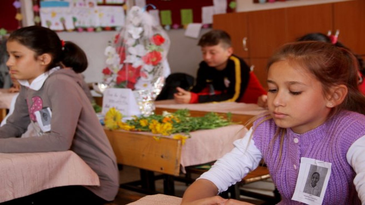 Hayatını kaybeden ortaokul öğrencisinin sırasına çiçek