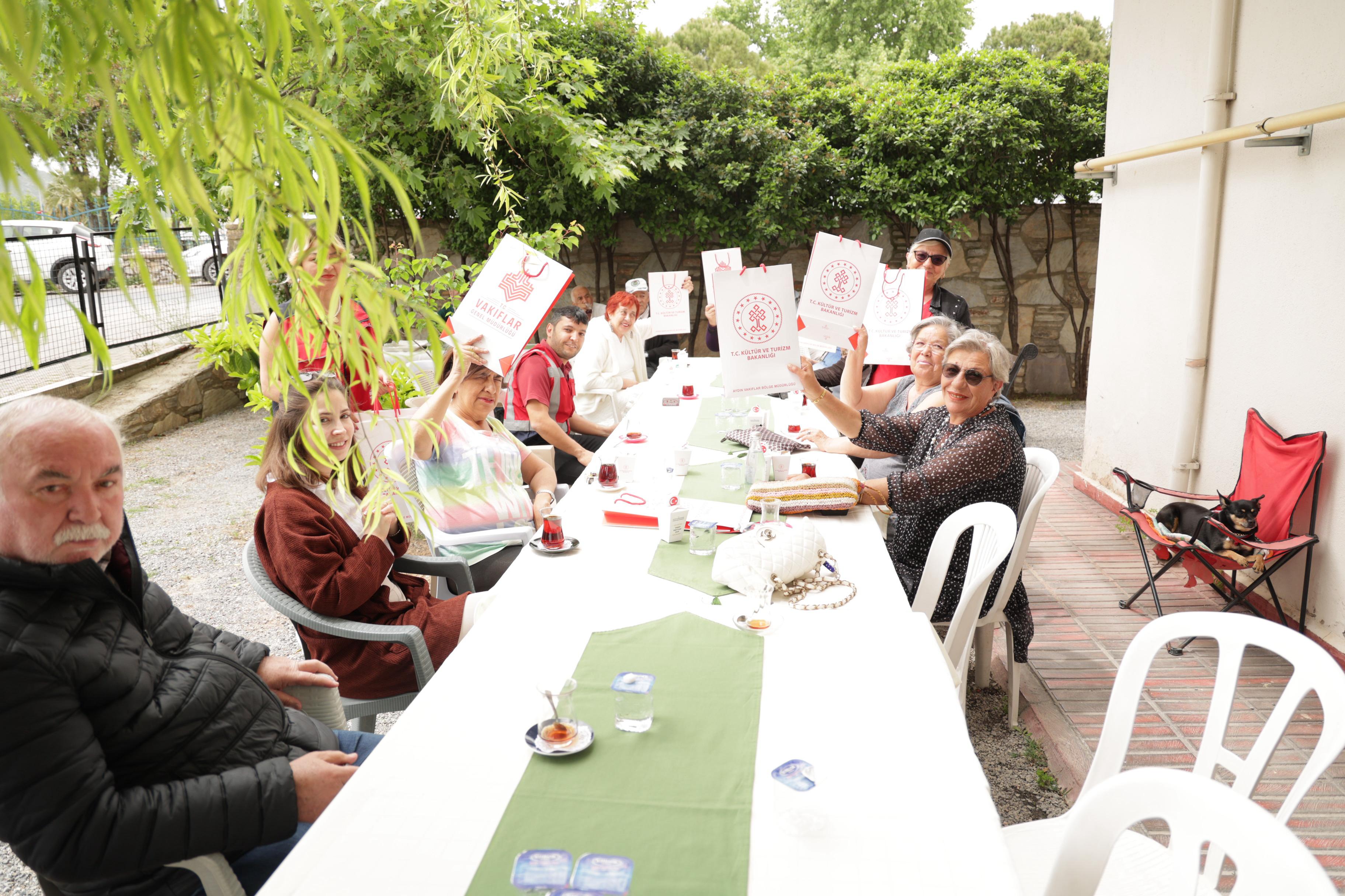 Suat Dereli Huzurevi’nde Duygusal Anlar: Anneler Günü Unutulmadı
